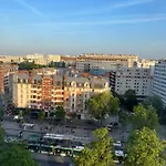 Гостевой дом Guest In A Shared - Metro 7 And Tramway T3a Париж