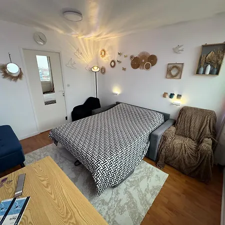 Guest In A Shared - Metro 7 And Tramway T3a 게스트하우스