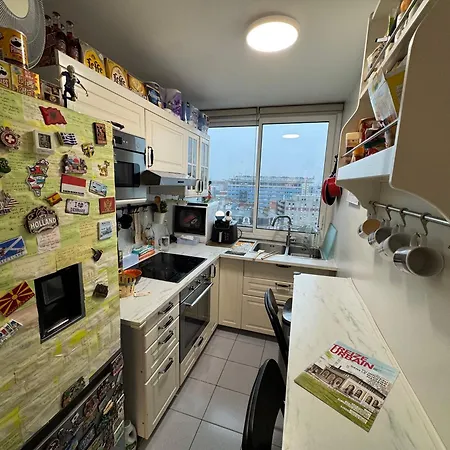 Guest In A Shared - Metro 7 And Tramway T3a *