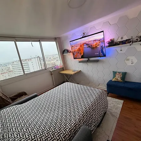 Guest In A Shared - Metro 7 And Tramway T3a 게스트하우스