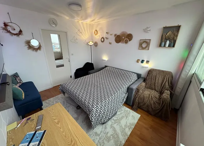 Guest In A Shared - Metro 7 And Tramway T3a 招待所